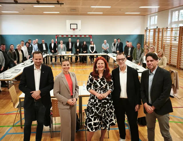 Die Zukunft der Tiroler Fachberufsschulen stand im Mittelpunkt eines Arbeitstreffens von Vertreterinnen und Vertretern der Bildungsdirektion und des Landes Tirol. Im Bild (v. l.): Christian Jesacher, Bettina Ellinger, Cornelia Hagele, Klaus Schuchter und Christian Biendl. | Foto: Land Tirol