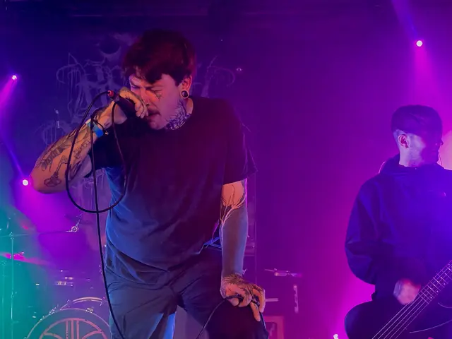 Jakob Jokesz, Leadsänger von Below Babylon, überzeugt mit tiefem Growling und kraftvollen Vocals, die den Sound der Band maßgeblich prägen