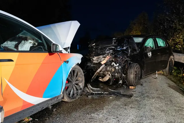 Beide Autos wurden beim Unfall massiv beschädigt. | Foto: Fotokerschi/Daniel Neulinger