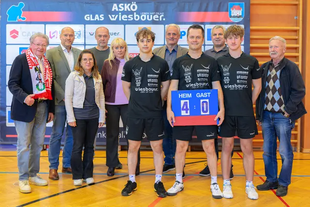 Die Mauthausner freuten sich mit Politik-Vertretern und Sponsoren über den 4:0-Heimerfolg am Samstag-Nachmittag über Innsbruck. | Foto: FOTO Klug