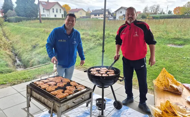 Max Sackl und Obmann als perfekte Grillmeister  | Foto: MeinBezirk/Josef Strohmeier