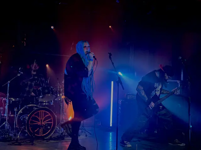 Zernichter eröffneten den Abend mit energiegeladenen Riffs und kompromisslosem Sound. Ein Blickfang: die blauen Haare der Sängerin, die auf der Bühne ebenso auffielen wie die kraftvolle Performance der Band