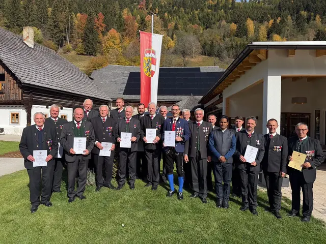 Alle Geehrten mit Bürgmeister Leo Kocher, Bezirksobmann Hannes Siebenhofer und Pfarrer Shaju Varghese | Foto: Kameradschaft Ramingstein