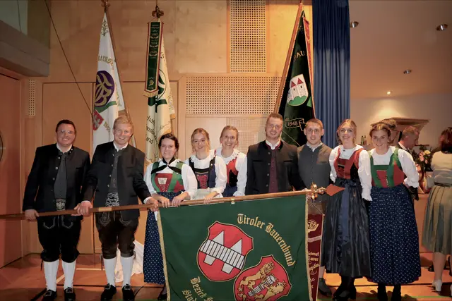 Der neue Ausschuss: GF Daniel Moraw, BO Matthias Mayr BL Christina Jenewein BL-Stv. Sarah Eberl und Kathrin Zimmermann, BO-Stv Luca Dörr und Ludwig Grillhösl, Medienbeauftragte Sofia Pischl und Bildungsbauftragte: Sarah Hölzer | Foto: Sofia Pischl
