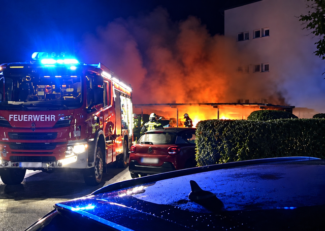 Brandstiftung in der Klappholzstraße: Im Einsatz standen mehrere Fahrzeuge der Berufsfeuerwehr Innsbruck sowie mehrere Polizeistreifen.  | Foto: RK Innsbruck