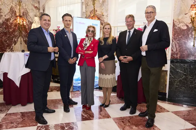 Marcus Hofer (GF Standortagentur Tirol), Elias Walser (GF Region Seefeld – Tirols Hochplateau), Sacher-Chefin Elisabeth Gürtler, Meret Baumann (Präsidentin des Verbands der Auslandspresse in Wien), Jakob Wolf (Tiroler Landtagspräsident) und Stefan Kröll (Initiator des Europäischen Mediengipfels). | Foto:  APA-Fotoservice / Leitner