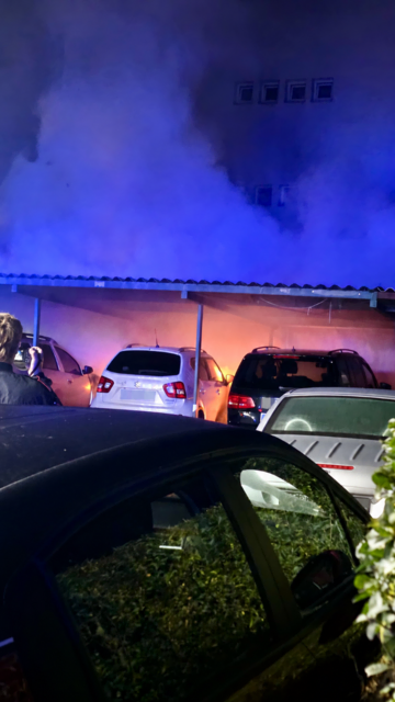 Im Einsatz standen mehrere Fahrzeuge der Berufsfeuerwehr Innsbruck sowie mehrere Polizeistreifen.  | Foto: RK Innsbruck