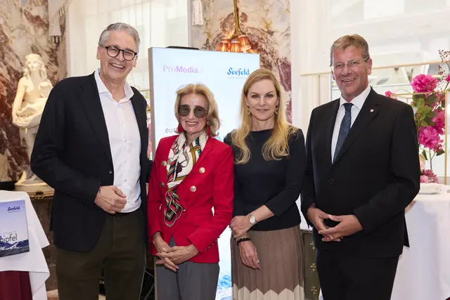 Stefan Kröll (Initiator des Europäischen Mediengipfels), Sacher-Chefin Elisabeth Gürtler, Meret Baumann (Präsidentin des Verbands der Auslandspresse in Wien) und Jakob Wolf (Tiroler Landtagspräsident). | Foto: APA-Fotoservice / Leitner