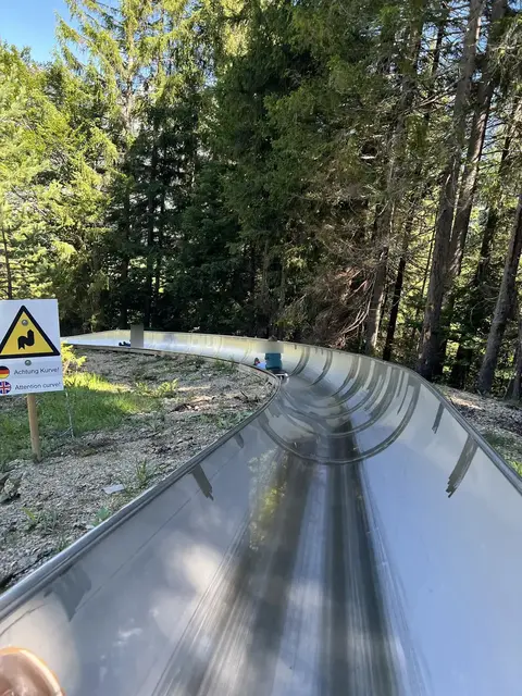 Schwerer Unfall bei Reinigungsarbeiten auf Leutascher Sommerrodelbahn. | Foto: Schratzberger