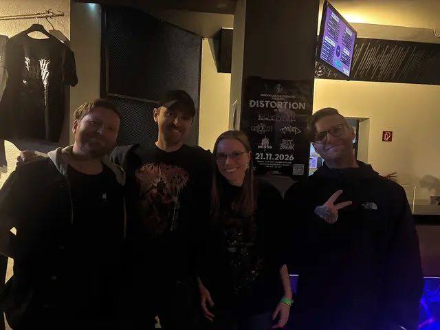 Besucher und Besucherinnen genießen gemeinsam die Metal-Acts und feiern die Musik vor der Bühne