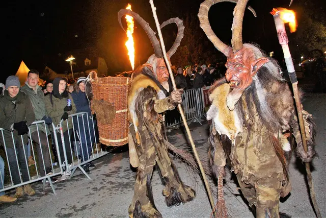 Kalsdorf lädt am Schulhof zum Krampuslauf. | Foto: Edith Ertl