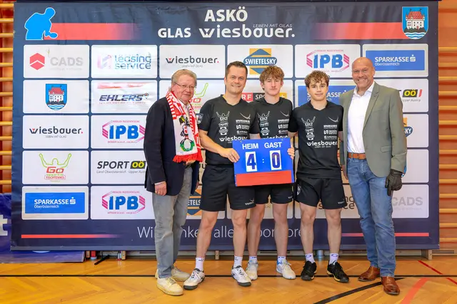 Manager Hans Friedinger, Bernhard Kinz-Presslmayer, Adrian Kastl, Patrick Skerbinz und Bürgermeister Thomas Punkenhofer. | Foto: FOTO Klug