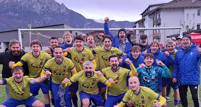 Der FC Bad Häring übernahm nach dem Sieg auch den Niederndorfer Sportplatz in Beschlag. | Foto: Schwaighofer