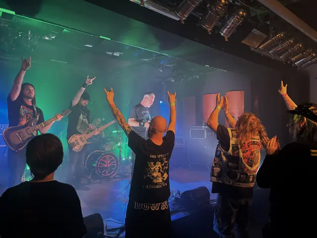 Vor der Bühne wurde geheadbangt, mitgewippt und zu den dröhnenden Gitarrenriffs gefeiert. Die Metal-Fans sorgten mit ihrer Begeisterung für Stimmung im MÄX