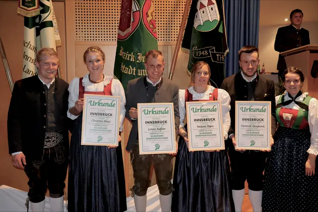 Geehrt: Christina Mayr, Lorenz Kaftan, Melanie Papes, Dominik Musanovic, (v.l.n.r.) mit Bez.-Obm. Matthias Mayr und Bez.-Lt. Christina Jenewein | Foto: Sofia Pischl
