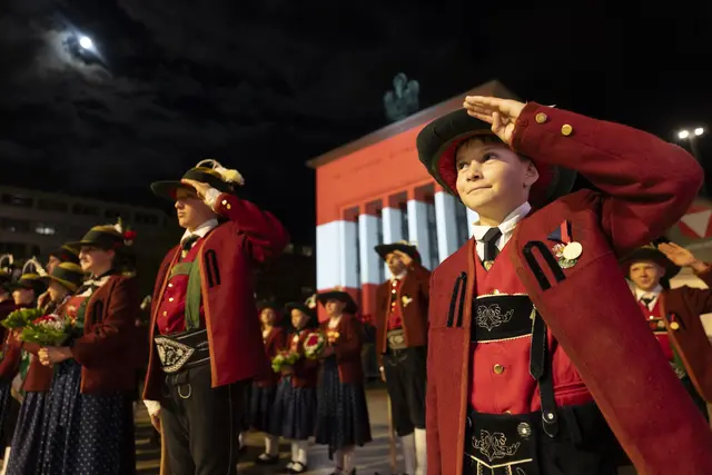 Gestaltet wurde die Zeremonie von der Militärmusik Tirol, der Musikkapelle Navis, der 6. Gebirgsbrigade als Ehrenkompanie des Österreichischen Bundesheers, der Ehrenkompanie Navis sowie Abordnungen der Tiroler Traditionsverbände. | Foto: Land Tirol/Sedlak
