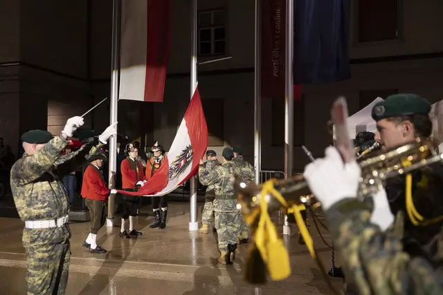 Im Rahmen der Zapfenstreiches fand auch eine Flaggenparade statt. | Foto: Land Tirol/Sedlak