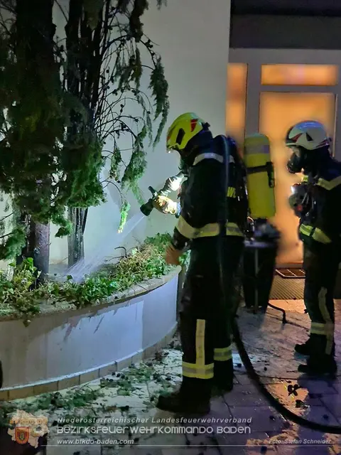 Löscharbeiten der Feuerwehr | Foto: BFK Baden/Stefan Schneider