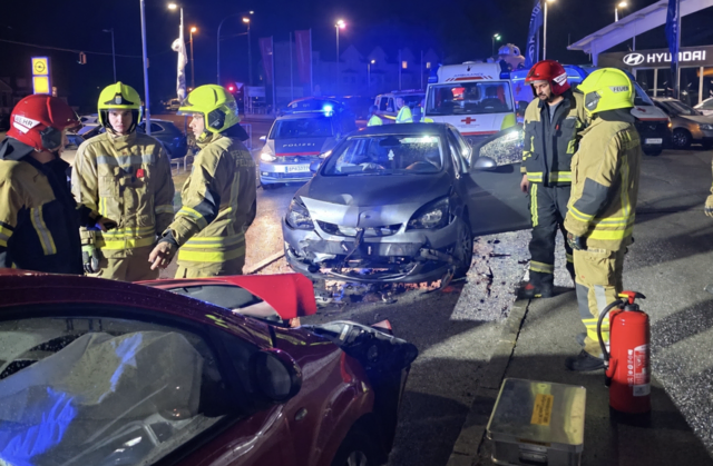 Die beiden PKW stießen frontal zusammen. | Foto: FF Felixdorf