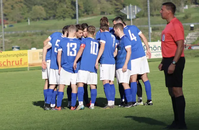 Die Waldhausner Fußballer, hier am Bild vor dem Meisterschaftsmatch Anfang Oktober in Grein. | Foto: MeinBezirk Perg