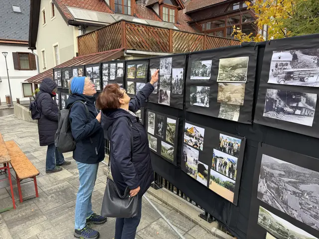 Historische Fotos von Spital am Semmering waren auf einer Fotowand ausgestellt.  | Foto: MeinBezirk/Angelina Koidl