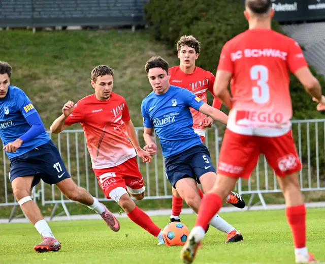 Nicht nur Jonas Gruber war bei den wenigen Angriffen der Blues von den Schwazern umzingelt. | Foto: Hassl