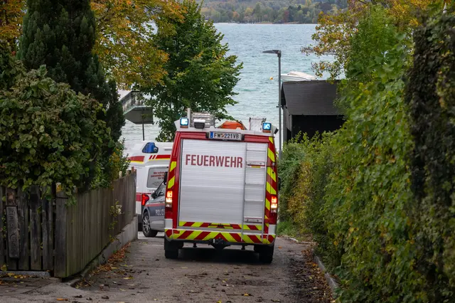 Kitesurfer am Attersee gerettet: Nachdem sein Schirm gerissen war, konnte ein Sportler das Ufer nicht mehr erreichen. | Foto: FOTOKERSCHI / MATTHIAS KALTENLEITNER