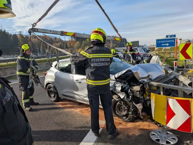 Der Autofahrer prallte bei der Schnellstraßen-Abfahrt Langenwang gegen den Anpralldämpfer. | Foto: FF Mürzzuschlag