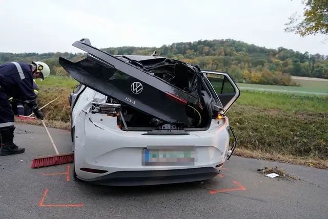 Der Lenker wurde bei dem Crash verletzt. | Foto: DOKU-NÖ