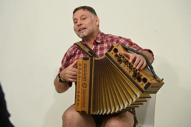 Für musikalische Umrahmung sorgte Robert Zahnt auf seiner Steirischen Harmonika.  | Foto: Gerlinde Siebenhandl