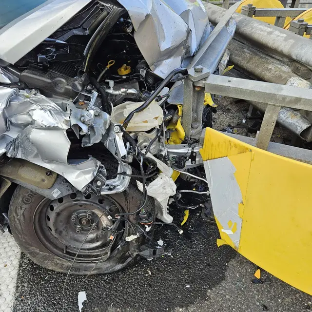 Das stark deformierte Fahrzeug musste mit einem hydraulischen Rettungsgerät von der Stahlkonstruktion getrennt werden. | Foto: FF Mürzzuschlag