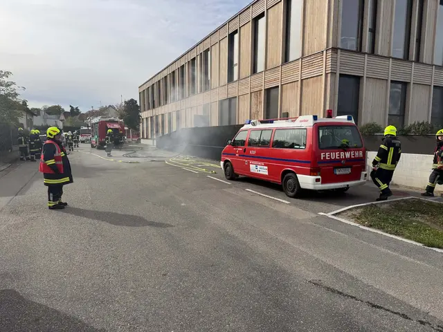 Beim Eintreffen der Feuerwehr drang Rauch aus der HTL Retz. | Foto: Rainer Löscher/Feuerwehr Retz