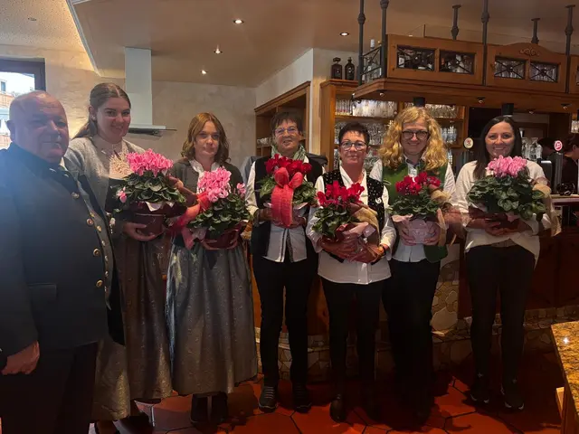 Obmann Siegfried Rettensteiner, Leonie Lercher, Bianca Rettensteiner (Marketenderinnen), Greti Rettensteiner, Elfriede Rettensteiner, Andrea Rettensteiner, Marina Quehenberger (v.li.) | Foto: Elina Rettensteiner