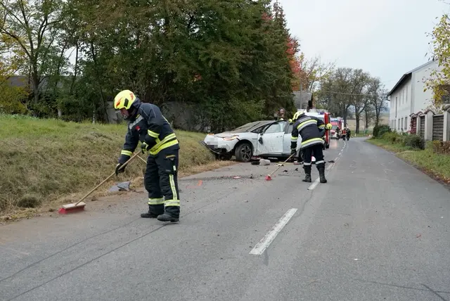 Die Feuerwehr musste die Straße von Fahrzeugteilen reinigen. | Foto: DOKU-NÖ