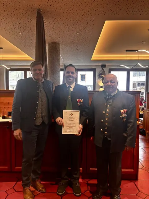Bürgermeister Kurt Daxer, Bernhard Quehenberger (Landesverdienstkreuz in Silber), Obmann Siegfried Rettensteiner (v.li.) | Foto: Elina Rettensteiner