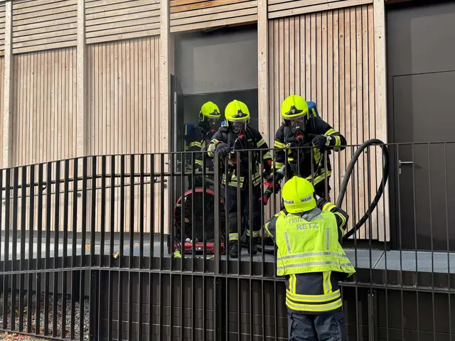 Feuerwehrkräfte waren mit Atemschutz im Einsatz. | Foto: Rainer Löscher/Feuerwehr Retz