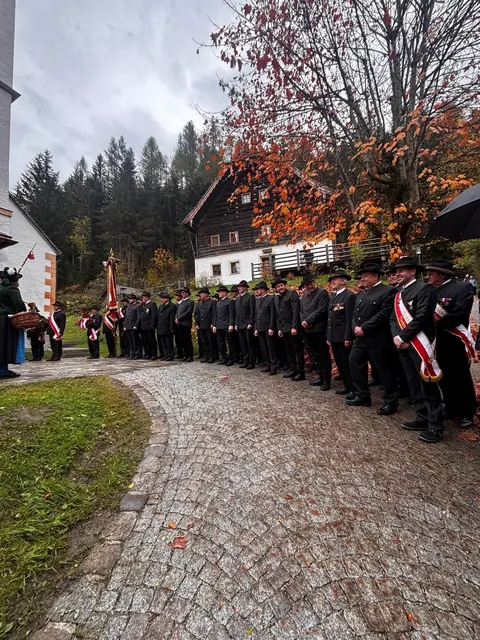 Aufstellung der Kameradschaft beim Kriegerdenkmal vor der Pfarrkirche in Werfenweng.  | Foto: Elina Rettensteiner