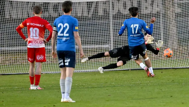Die größte Chance der Kemater blieb ungenutzt: Schwat-Goalie Wackerle parierte den Elfmeter von Kenan Vukovic. | Foto: Hassl
