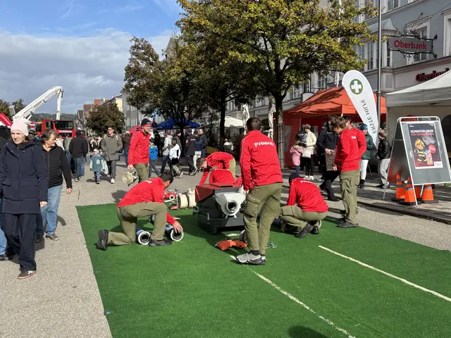 Bei der Leistungsschau "On Fire" am Nationalfeiertag präsentierten die Einsatzkräfte unter anderem den Aufbau eines Löschangriffs. | Foto: Marc Pichlmair