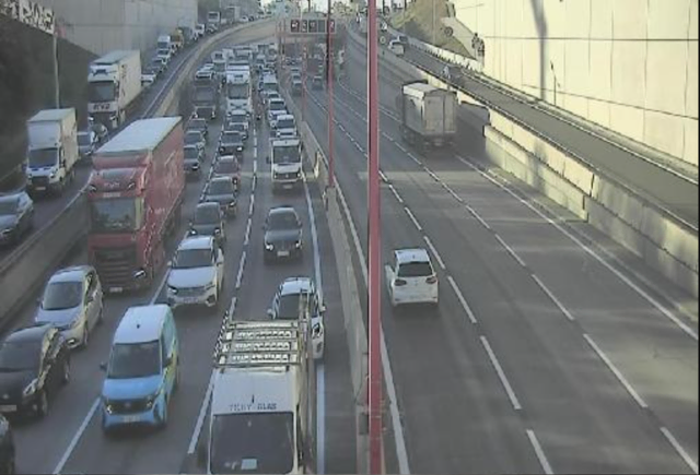 Kaum etwas ging weiter am Dienstagmorgen auf der Südosttangente. Hier zu sehen eine Aufnahme der Webcam in Richtung Süden, bei Favoriten (km 6,42) gegen 8.40 Uhr. | Foto: Screenshot Asfinag