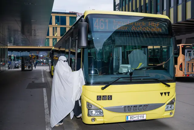 In der Nacht von 31. Oktober auf 1. November können Fahrgäste in Tirol gratis Busse, Bahnen und Straßenbahnen nutzen. | Foto: VVT/Gutleben