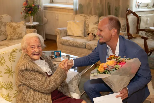 Marie-Luise Regensburger freute sich zum 100. Geburtstag sehr über den Besuch von Innsbrucks Bürgermeister Johannes Anzengruber. | Foto: Stadt Innsbruck/F. Bär