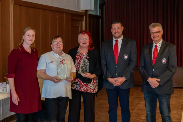 Ehrungen wurden verteilt - mitunter an die beiden Leiterinnen des MS-Clubs. v.l.n.r. Anna-Maria Töchterle (Organisation), Ramona Spreng (Leiterin), Petra Schwemberger (Leiterin), Dominik Hasenberger (Referent für Gesundheits- und Sozialdienste), Hans-Peter Thaler (Bezirksstellenleiter) | Foto: RK Schwaz/Mader
