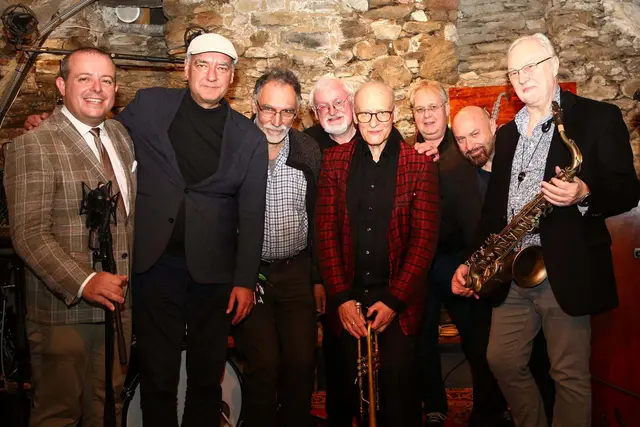 Hannes Fröhlich in Mitten der Musiker des Abends. | Foto: JazzClub Drosendorf