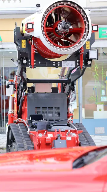 Moderne Geräte im Einsatz: Löschroboter wie dieser bekämpfen Brände an Orten, wo es für Menschen zu gefährlich wird - zum Beispiel in Tunneln. | Foto: Marc Pichlmair