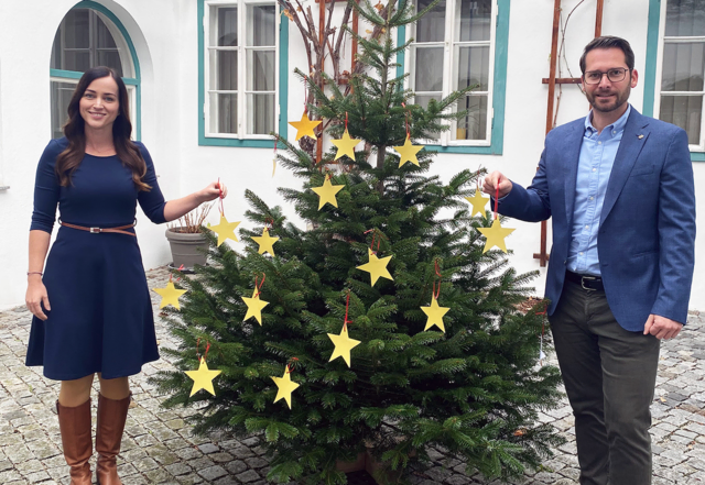 Eva Situk (Sozialabteilung) und Bürgermeister Martin Pelzer neben dem Weihnachtswunschbaum 2025. | Foto: Marktgemeinde Altmünster