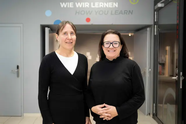 Sportmedizinerin Dr. Anne Hecksteden (li.) und Barbara Hoffmann-Ammann (Leiterin der Presse- und Öffentlichkeitsarbeit der Medizinischen Universität Innsbruck) | Foto: AUDIOVERSUM/Berger