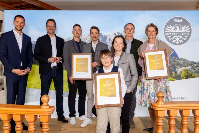 v.l. „Bewusst Tirol“ Prämierung im Hotel Der Wiesenhof in Pertisau: Matthias Pöschl (GF Agrarmarketing Tirol) und Alois Rainer (Obmann Fachverband Gastronomie WKÖ) gratulierten den „Bewusst Tirol“ Siegern aus den Bezirken Schwaz, Innsbruck und Innsbruck-Land: Sport- und Wellnesshotel Held, Hotel und Restaurant Goldener Adler und Waldgasthaus Triendlsäge. | Foto: Agrarmarketing Tirol