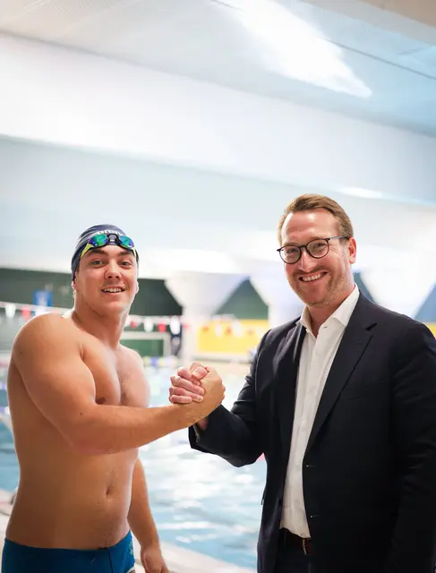 LHStv Philip Wohlgemuth verabschiedet Schwimmer Giovanni Krismer. | Foto: Land Tirol/Wurnig