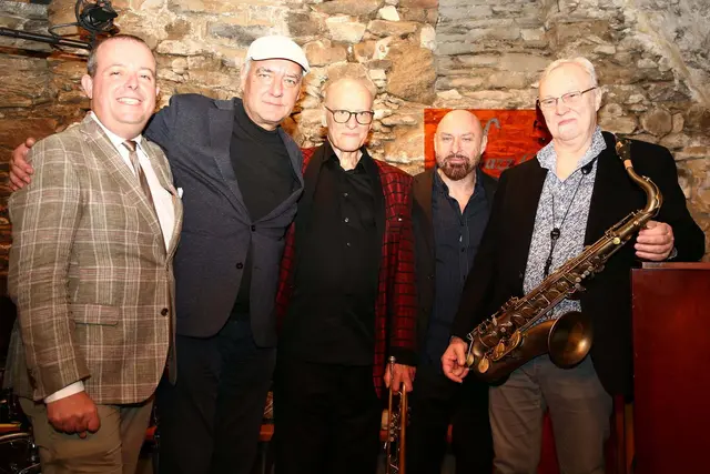 Das international besetzte Bernd Reiter 5tet verwandelte den restlos gefüllten Veranstaltungsort mit dem Programm „Miles &amp; Trane Centennial“ in einen Treffpunkt für Jazzliebhaber. | Foto: JazzClub Drosendorf